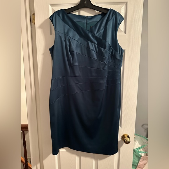 Green dress - Picture 3 of 5